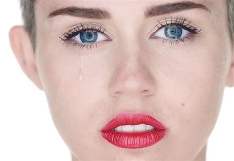 Miley Cyrus diz que vídeo com nudez simboliza tristeza Quem Popquem