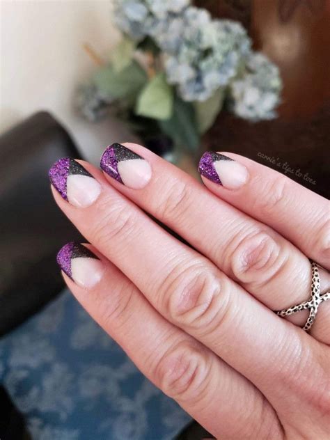 Minimalist designed tips with ombre accent nail. Here is a easy French #manicure thanks to Color Street ...