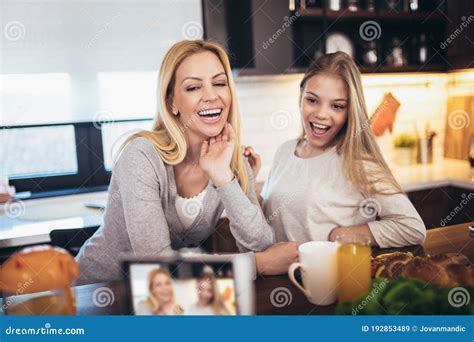 Madre E Hija Con Smartphone Desayunando Y Tomando Selfie En La Cocina