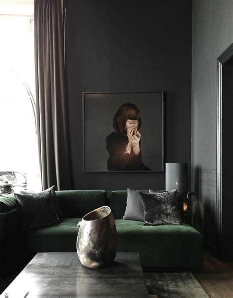Tips For Creating Dramatic Dark Interiors That Look And Feel Comfortable