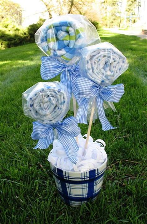 But when you're the one hosting, throwing a baby shower can be pretty stressful, especially if you're on a budget. Baby Shower Gift Bouquet | AllFreeHolidayCrafts.com