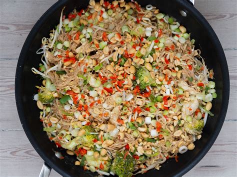 Opskrift på sund Pad Thai med kylling nudler og broccoli minutter