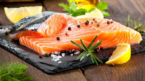 Hay montones de formas de cocinar el salmón fresco, montones de formas de darle el toque final delicioso a ese pescado anaranjado de. Aprende nuevas versiones con estas 15 recetas de salmón al ...