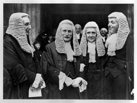 Los Jueces Británicos Se Despojan De Sus Pelucas Y Cambian De Toga
