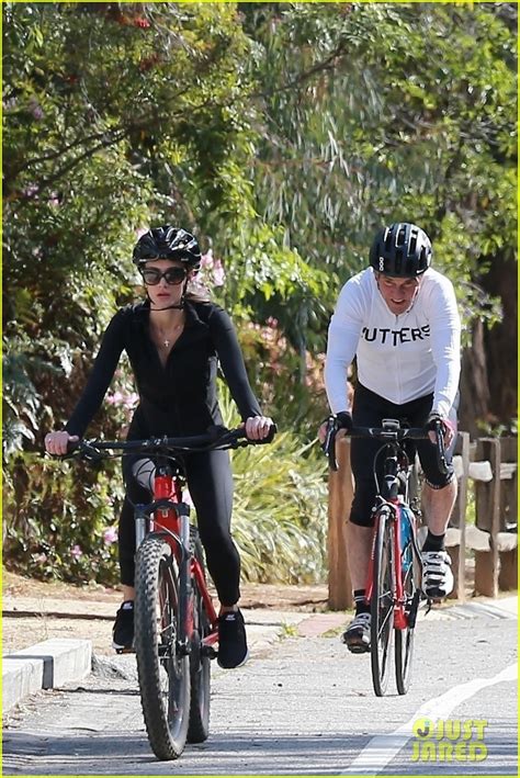 Full Sized Photo Of Dennis Quaid Biking With Fiancee Laura Savoie 22