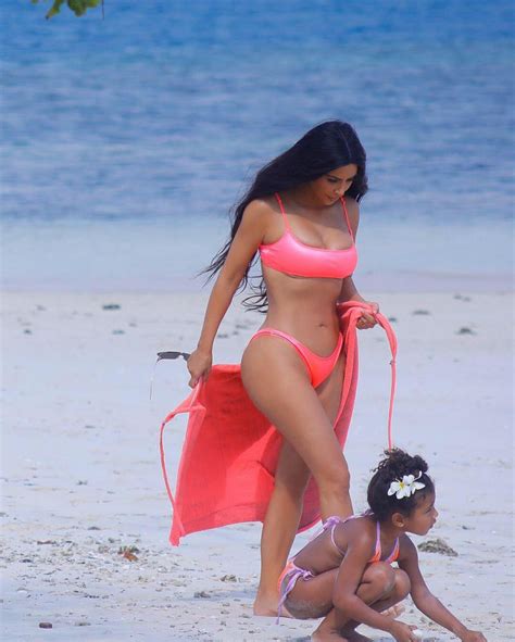 Ким Кардашьян позирует на пляже в розовом бикини