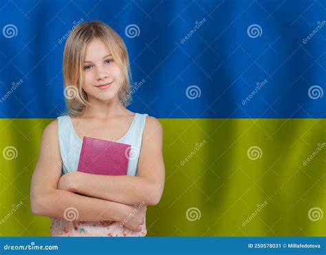 école Et éducation En Ukraine Concept Jeune Fille Intelligente Tenant