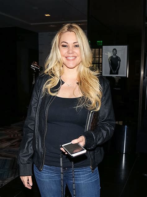 Who Is Shanna Moakler 5 Things To Know About Travis Barkers Ex Wife Hollywood Life
