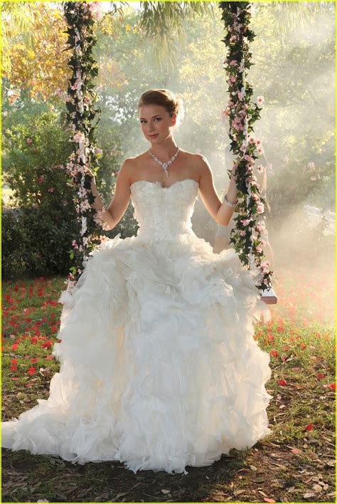 Weitere ideen zu kleider, hochzeitskleid, mittelalter kleid. Relive Emily VanCamp & Josh Bowman's Wedding on 'Revenge ...