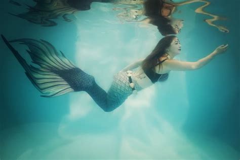 This Is What A Real Life Mermaid Looks Like While Swimming Underwater
