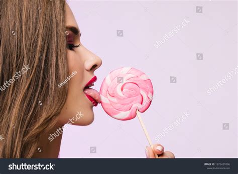 Sexy Girl Eating Lollipop Beauty Glamour Foto Stock