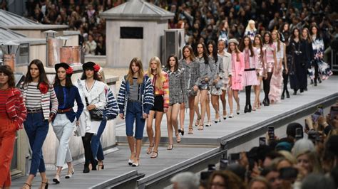 Tuai Kontroversi Ini Perbedaan Paris Fashion Week Dengan Paris Fashion