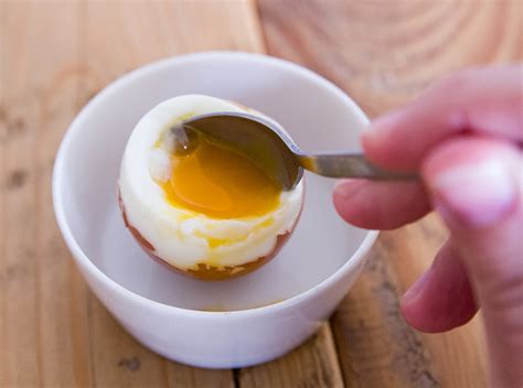 Es un método francés, debes colocar mantequilla en el fondo de un recipiente, añadir un huevo si cáscar y cocer a baño maría por unos 7 minutos sin que la yema quede totalmente cocida. ¿Cómo y cuánto hay que cocer un huevo? Trucos para ...