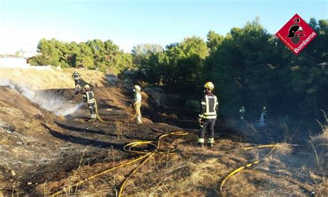 Los Bomberos De La DiputaciÓn De Alicante Intervienen En Un Incendio De VegetaciÓn Baja