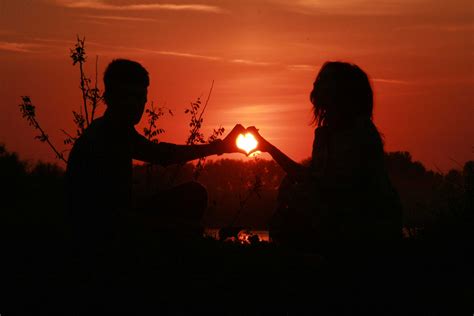 15 Pictures Of Love Couples At Sunset Couple Sunset Wallpapers