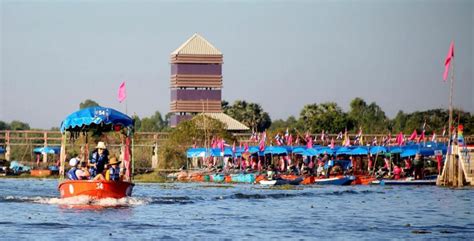 Tourists Head To The Spectacular Red Lotus Lake In Udon Thani Thaiger