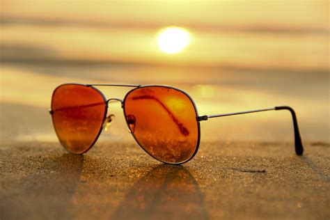 Gambar Pantai Pasir Matahari Terbenam Musim Panas Merah Kuning Merapatkan Kacamata