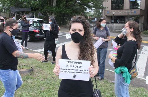 Mulheres protestam em frente ao Foro de São Leopoldo contra o caso do estupro culposo São