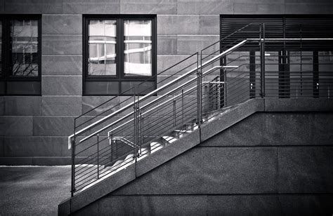 무료 이미지 빛 검정색과 흰색 건축물 화이트 집 창문 건물 시티 도시의 벽 어두운 황혼 구성 선