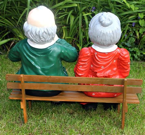 Dekorationsfiguren Oma Strickend Und Opa Buch Lesend Auf Bank Sitzend Dekofiguren Gartenfiguren