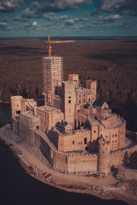 Zamek w stobnicy, to obiekt powstający we wsi stobnica, w puszczy noteckiej w wielkopolsce. Zamek w Stobnicy, budowla w Puszczy Noteckiej. Informacje ...