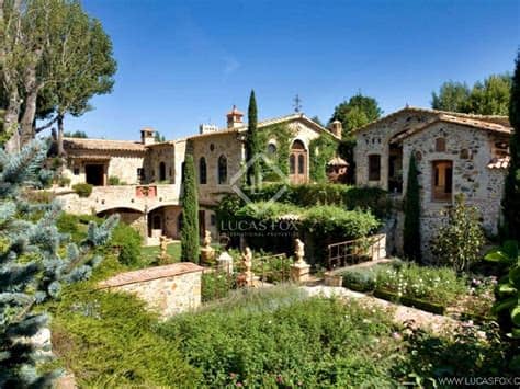 Can gat vell es una casa rural con 6 viviendas independientes de 2, 4, 5 y 9 plazas. Casa rural de lujo en venta en Girona - Lucas Fox