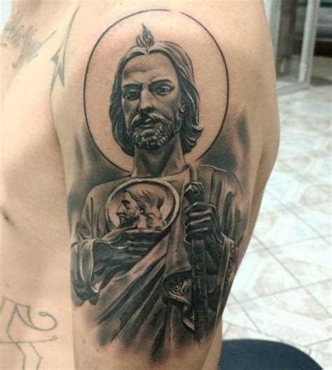 Se le representa con un medallón con el rostro de cristo en el pecho, caminando hacia la corte del rey de edesa y una llama sobre la cabeza. Los Mejores Tatuajes de San Judas Tadeo y su significado ...