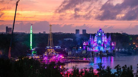 Altin gün, amelie lens, arlo parks, aurora, balthazar, bazart, bendik giske, biig piig, caribou, cavetown, the chemical brothers. Decibel Outdoor komt met 7-uur durende livestream ...