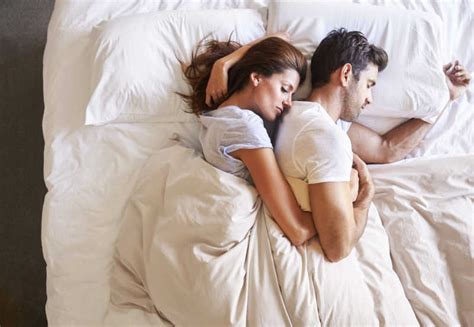 夫妻关系不好的夫妇躺在床上图片 崩溃的妻子和睡觉的丈夫躺在床上素材 高清图片 摄影照片 寻图免费打包下载