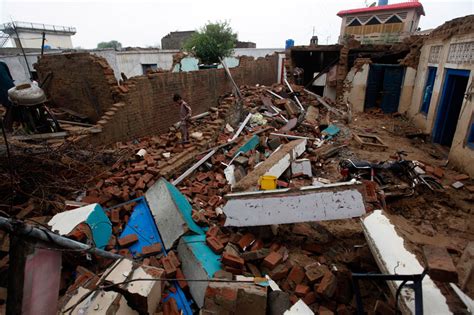 Aftermath Photos Show Damages After Earthquake In Pakistan News18