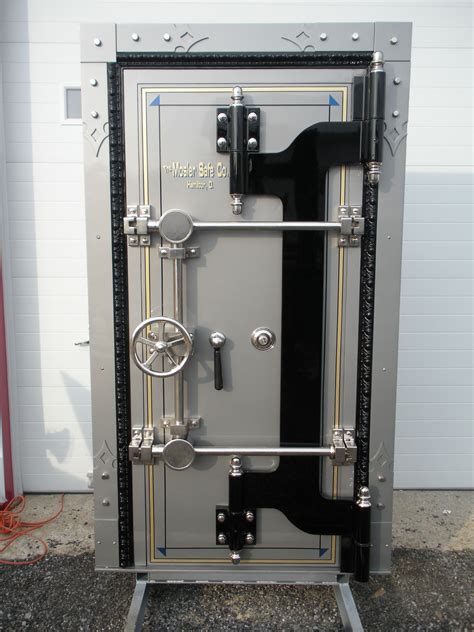 Pin by Cool Geek on Bank Vault Doors | Vault doors, Safe vault, Panic rooms