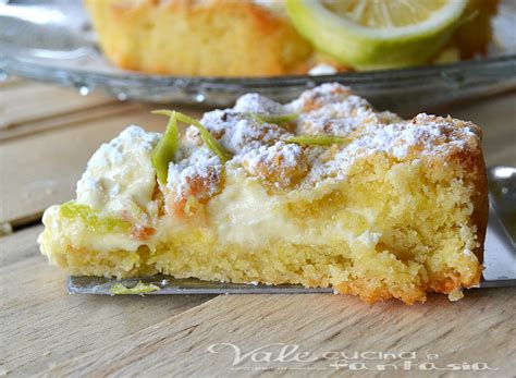 Una torta preparata con mascarpone aggiungiamo il cacao amaro, la farina un po' alla volta, la bustina di lievito per dolci e mescoliamo fino ad ottenere un impasto liscio e senza grumi. Sbriciolata morbida al mascarpone limone e cioccolato bianco