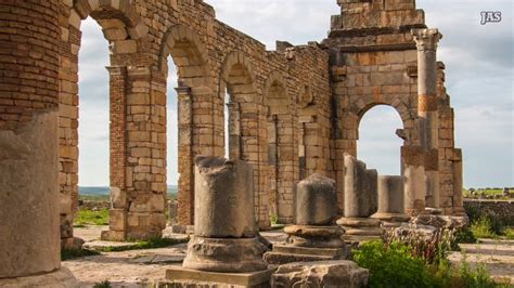 Marruecos, oficialmente el reino de marruecos, es un país soberano situado en el magreb, al norte de áfrica, con costas en el océano atlántico y el mar mediterráneo. Viajes - Viaje a Marruecos - 5 - Volubilis-Meknes - YouTube