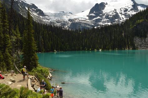 The Beautiful Blue Green Waters Of Middle Joffre Lake Joffre Lakes