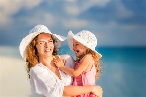 Feliz Madre E Hija En La Playa En Maldivas En Vacaciones De Verano