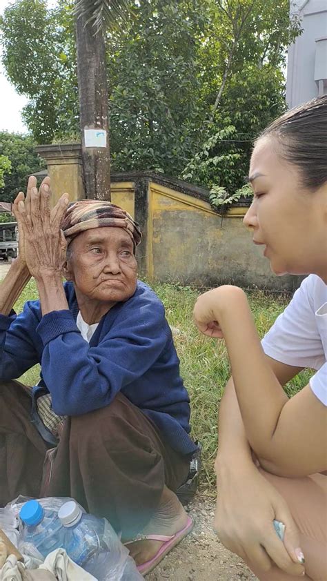 အသက် ၈၂နှစ် အဖွား နေပူထဲတွေ့လို့ ကုသိုလ်ယူလှူဒါန်း🙏 ရောက်တဲ့နေရာသက်ကြီးရွယ်အိုများလှူဒါန်းနိုင