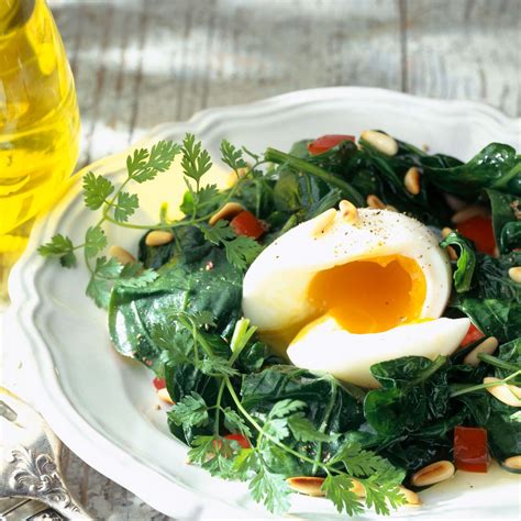 Poêlée dépinards frais aux pignons et oeufs mollet Recette