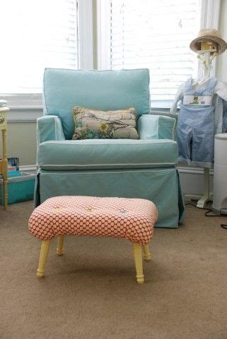I used a large empty plastic tub (previously used for epsom bath salts), lots of fabric trimmings, and a william morris fabric remnant. Foot stools, DIY and crafts and Stools on Pinterest
