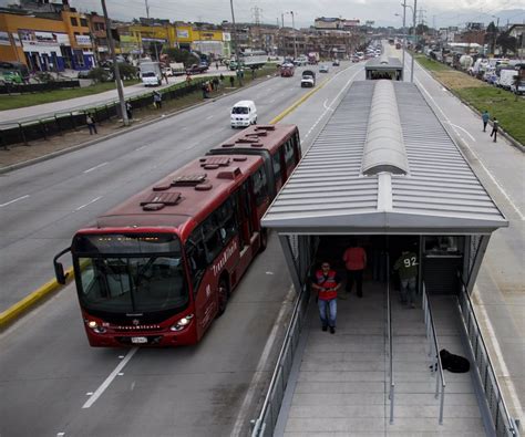 Un nuevo asesinato en bogotá en el sistema transmilenio se produjo este martes, sobre las 5 a.m hace pocas semanas la ciudad sufrió el asesinato de oswaldo muñoz en un bus de transmilenio y. Hoy se inició el 'pico y cédula' en Soacha para reducir ...