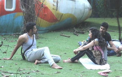 Bigg Boss 8 Contestants Perform Task To Release Their Luggage On Day 1