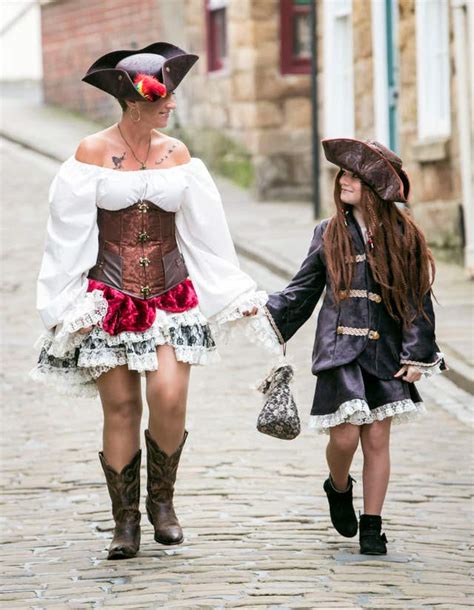 In Pictures Vampires And Steam Punks Stalk Streets Of Whitby At Goth