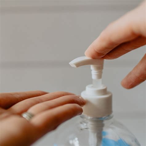 Gel lidah buaya dapat digunakan lebih baik menggunakan formula yang dianjurkan pada tingkat farmasi, termasuk isopropil alkohol. Simak, Ini 2 Cara Mudah Membuat Hand Sanitizer Sendiri ...