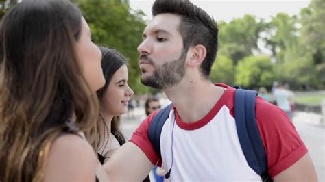 besos fÁciles ♥ kissing prank besando a chicas desconocidas con truco de magia youtube