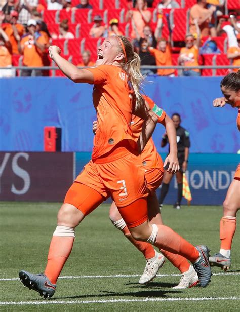 dutch beat italy 2 0 to make 1st women s world cup semifinal