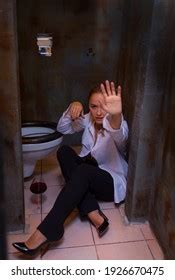 Photo De Stock Une Fille Ivre Dans Les Toilettes Shutterstock