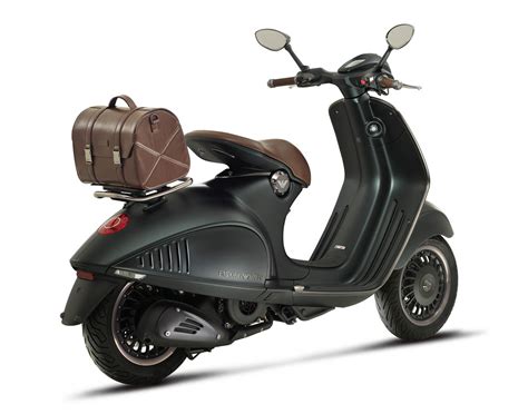 The cylinder block is made using aluminum, electronics riding control and fuel injection. The Customized Vespa 946 Emporio Armani | Blog Purentonline