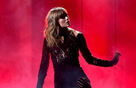 Taylor Swift Lit Up The Amas With Her Fiery Performance And It Felt So