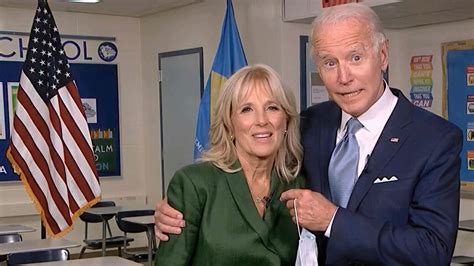 Jill biden listens in at a rally in support of 2008 democratic presidential nominee barack. Unauffällig gegen engagiert, Melania Trump gegen Jill ...