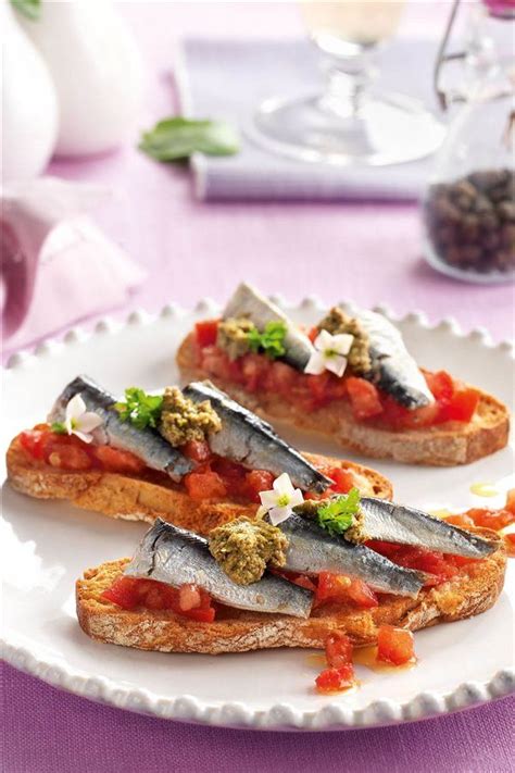 Coloca las sardinas en una olla a presión y agrega las salsas e ingredientes que prefieras.enciende la estufa y pon la llama al máximo. Tostadas con sardinas y paté de oliva | Sardinas ...