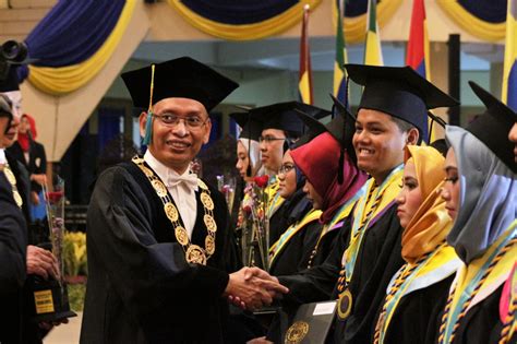 Rektor Unair Wisuda 1084 Lulusan Universitas Airlangga Official Website